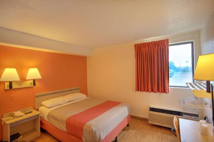 Room 27 of 61